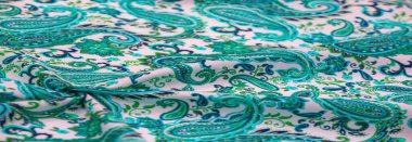 Beyaz arka planda desenli desenler. Polyester pamuk, bu bote kullanılarak süslemeli bir tekstil, kavisli üst ucu olan gözyaşı damlası şeklinde bir motif. İran kökenli