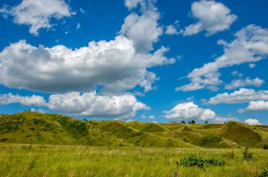 Yeşil ve bulutlu gökyüzü ile yaz manzarası