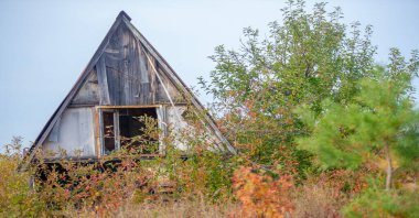 Evlerin pencereleri. Eski, terk edilmiş, karanlık, grunge pencereler. Kırık bir pencere, terk edilmiş eski bir evde karanlık bir oda. Işık ve gölge.