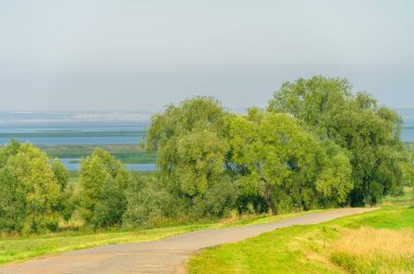 Gün ışığında güzel manzaranın resimsel görüntüsü