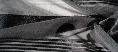 İpek kumaş. Farklı boyutlarda çizgileri olan şeffaf ipek kumaş, siyah. doku, arkaplan, desen,