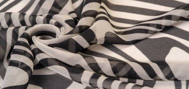 İpek kumaş, siyah beyaz soyut çizgiler. Soyut siyah beyaz desenli büyülü bir şekil. Retro modern dekor, tekstil sanatı, tasarım, doku, arkaplan, kalıp