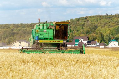 Güzel tarım sahnesinde hasat makinesi