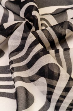 İpek kumaş, siyah beyaz soyut çizgiler. Soyut siyah beyaz desenli büyülü bir şekil. Retro modern dekor, tekstil sanatı, tasarım, doku, arkaplan, kalıp