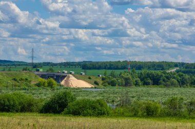 Yeşil ve bulutlu gökyüzü ile yaz manzarası