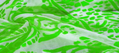 İpek kumaş, yeşil kumaş. Beyaz arka planda zarif çiçeklerin gölgeleri, Paisley 'nin fotoğrafı. Doku, desen, koleksiyon