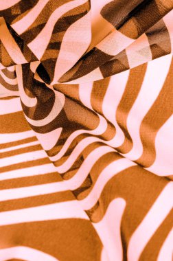 İpek kumaş, kahverengi ve beyaz soyut çizgiler. Soyut kahverengi ve beyaz desenlerin sihirli şekli. Retro modern dekor, tekstil sanatı, tasarım, doku, arkaplan, kalıp