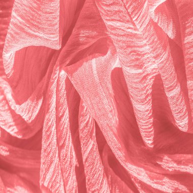 İpek kumaş. Kırmızı kırışık kumaş dokusu. Kırmızı buruşuk peri dokusu dalgalı yüzey, yakın çekim, yumuşak odak. arkaplan, kalıp