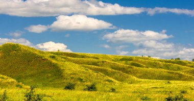 Yeşil ve bulutlu gökyüzü ile yaz manzarası