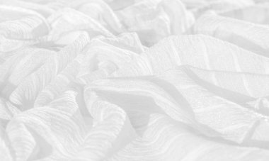 İpek kumaş. Beyaz buruşuk kumaşın dokusu. Beyaz buruşuk, dalgalı yüzey dokusu. Yakın çekim, yumuşak odaklanma. arkaplan, kalıp