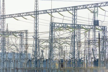 Endüstriyel manzara parlak gün ışığında