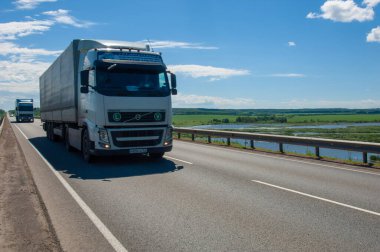 Yaz fotoğrafçılığı, kamyon şoförlüğü, nehir köprüsü, Rusya Tataristan Menzilinsk 2019 06 25 