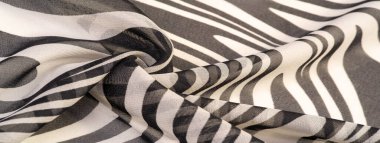 İpek kumaş, siyah beyaz soyut çizgiler. Soyut siyah beyaz desenli büyülü bir şekil. Retro modern dekor, tekstil sanatı, tasarım, doku, arkaplan, kalıp