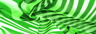 İpek kumaş, yeşil ve beyaz soyut çizgiler. Soyut beyaz ve yeşil desenlerin sihirli formu. Retro modern dekor, tekstil sanatı, tasarım, doku, arkaplan, kalıp