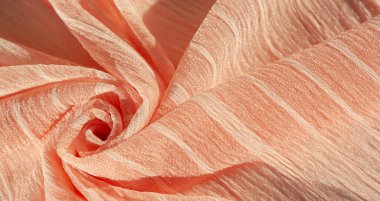 İpek kumaş. Kahverengi kırışık kumaş dokusu. Kahverengi buruşuk, dalgalı yüzey dokusu. Yakın çekim, yumuşak odaklanma. arkaplan, kalıp