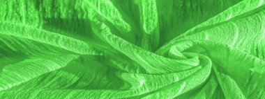 İpek kumaş. Yeşil kırışık kumaş dokusu. Yeşil buruşuk, dalgalı yüzey dokusu. Yakın çekim, yumuşak odaklanma. arkaplan, kalıp