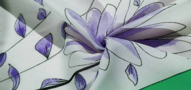 İpek kumaş, mavi ve beyaz, yeşil gölgeli, pürüzsüz zarif kumaş, beyaz arka planda bölünmüş. arkaplan dokusu, desen