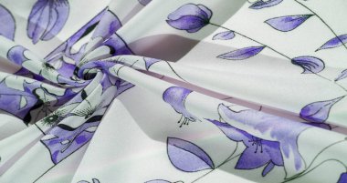 İpek kumaş, mavi ve beyaz, yeşil gölgeli, pürüzsüz zarif kumaş, beyaz arka planda bölünmüş. arkaplan dokusu, desen