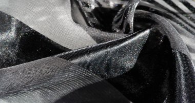 İpek kumaş. Farklı boyutlarda çizgileri olan şeffaf ipek kumaş, siyah. doku, arkaplan, desen,
