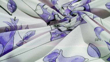 İpek kumaş, mavi ve beyaz, yeşil gölgeli, pürüzsüz zarif kumaş, beyaz arka planda bölünmüş. arkaplan dokusu, desen