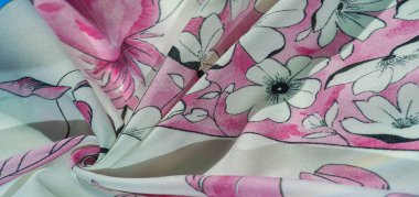 İpek kumaş, tarla çiçeğinin çiçek deseni, pembe gözlüklü krem beyaz renk, mavi kenar 