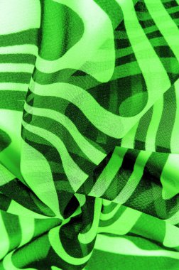 İpek kumaş, yeşil ve beyaz soyut çizgiler. Soyut beyaz ve yeşil desenlerin sihirli formu. Retro modern dekor, tekstil sanatı, tasarım, doku, arkaplan, kalıp