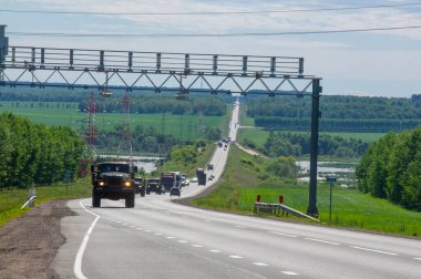 Yaz fotoğrafçılığı, kamyon şoförlüğü, nehir köprüsü, Rusya Tataristan Menzilinsk 2019 06 25 
