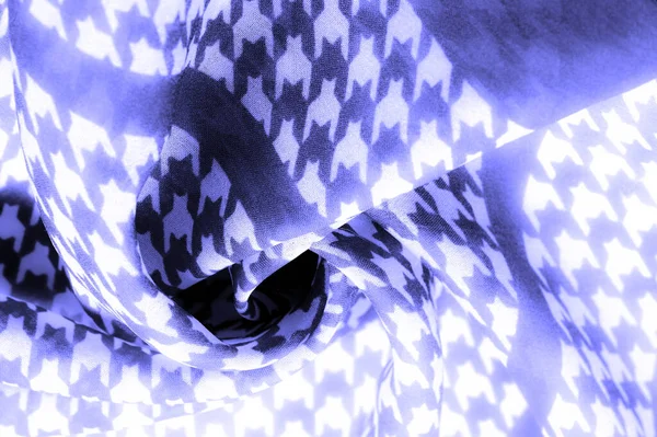 Geometrik baskılı canlı renklerde narin mavi ipek şifon. Şaşırtıcı derecede hafif, pürüzsüz, dokunmatik kumaşa kumlu. doku. 