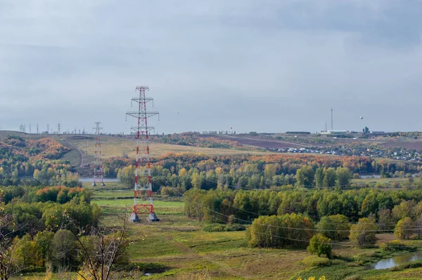Vistas Panorâmicas Torres Transmissão Energia Eléctrica Alta Tensão Elevando Acima — Fotografia de Stock