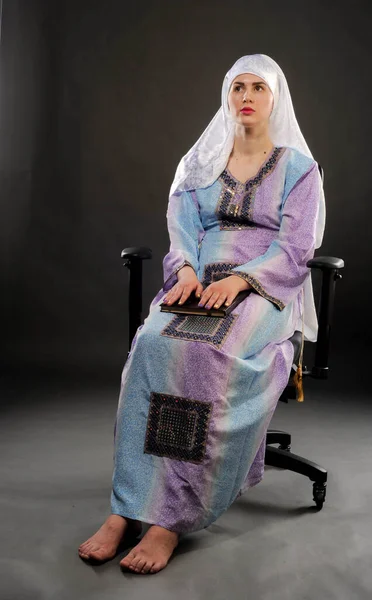モデルスタジオの写真 イスラム教徒の服 アラビア語のヒジャーブ語は文字通り英語に翻訳 ベール として 視線を下げ 貞操を守るだけでなく 衣服のルール — ストック写真