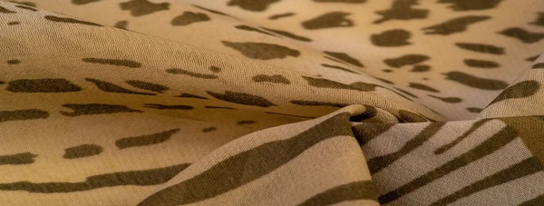 Kahverengi ve beyaz çizgili ipek kumaş, Afrika tarzı zebra derisi. Çizgili arka plan dokusu tekrarlanıyor. Tasarımcı için, tasarımın taslağı, dekoratörün çevresi.. 