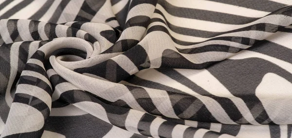 İpek kumaş, siyah beyaz soyut çizgiler. Soyut siyah beyaz desenli büyülü bir şekil. Retro modern dekor, tekstil sanatı, tasarım, doku, arkaplan, kalıp