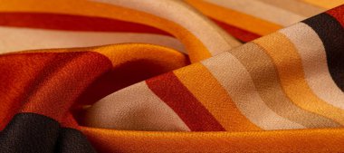 İpek kumaş, çizgili kumaş, kahverengi-kırmızı-bej çizgiler, zarif tasarım. Hassas ipek kumaş. Yüksek çözünürlüklü doku, kalıp, arkaplan, koleksiyon