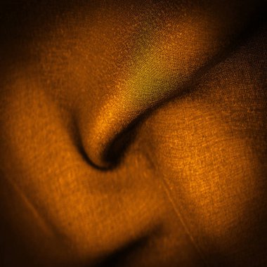 Arka plan dokusu koyu sepia kahverengi şifon ipeği yumuşak şeffaf bir kumaştır ve pürüzlüdür (matte, creped) çünkü bükülmüş iplik kullanımı.