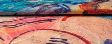 Boyalı bir palette ipek kumaş, soyut çizim, parlak renkler, kırmızı-sarı-mavi renk, sınırsız hayal gücü. doku, arkaplan, desen,