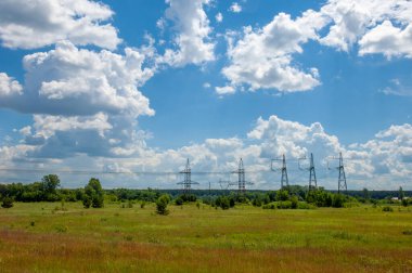 Yüksek voltaj direklerinin silueti, güç kulesi, elektrik direği, çelik kafesli kule, öğleden sonra Avrupa 'da. Doku yüksek voltaj sütunu, başınızın üstünde güç hattı.