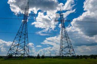 Yüksek voltaj direklerinin silueti, güç kulesi, elektrik direği, çelik kafesli kule, öğleden sonra Avrupa 'da. Doku yüksek voltaj sütunu, başınızın üstünde güç hattı.