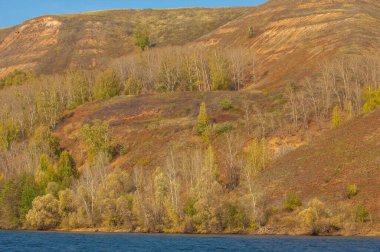 Gün ışığında güzel manzaranın resimsel görüntüsü