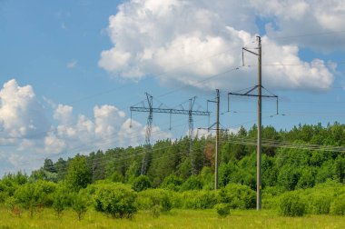 Yüksek voltaj direklerinin silueti, güç kulesi, elektrik direği, çelik kafesli kule, öğleden sonra Avrupa 'da. Doku yüksek voltaj sütunu, başınızın üstünde güç hattı.