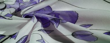 İpek kumaş, mavi ve beyaz, yeşil gölgeli, pürüzsüz zarif kumaş, beyaz arka planda bölünmüş. arkaplan dokusu, desen