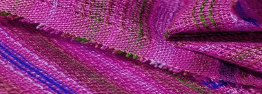 Kırmızı-mavi-yeşil çizgili yakut kırmızısı kumaş, çok açık elastik forma, ışık parıltısı. desen arkaplan, desen kartpostal