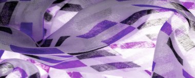 Mor ve siyah geometrik eşkenar dörtgen şekilli beyaz ipek kumaş. soyut çizim mavi frank, yakın plan, tasarım için arka plan, klasik parlak desen. Doku. Geçmişi. Şablon.