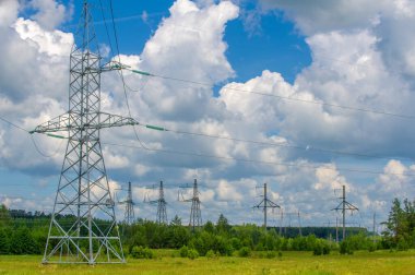 Yüksek voltaj direklerinin silueti, güç kulesi, elektrik direği, çelik kafesli kule, öğleden sonra Avrupa 'da. Doku yüksek voltaj sütunu, başınızın üstünde güç hattı.