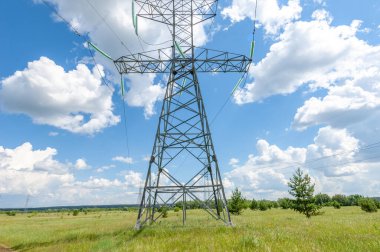 Yüksek voltaj direklerinin silueti, güç kulesi, elektrik direği, çelik kafesli kule, öğleden sonra Avrupa 'da. Doku yüksek voltaj sütunu, başınızın üstünde güç hattı.