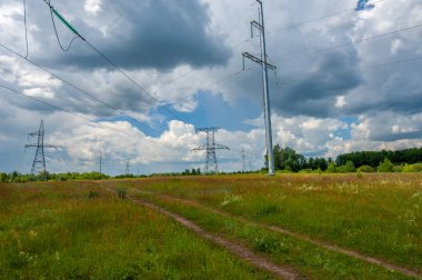 Yüksek voltaj direklerinin silueti, güç kulesi, elektrik direği, çelik kafesli kule, öğleden sonra Avrupa 'da. Doku yüksek voltaj sütunu, başınızın üstünde güç hattı.