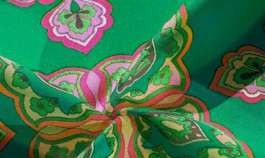 çok renkli ipek kumaş, yeşil arka planda desenler var, kraliyet deseni. Versailles eğilimleri. Jacquard deseni. doku arkaplanı