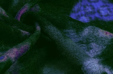 Kelebek desenli yeşil yün kumaş. Yeşil kırmızı mavi. Dekor modern, tekstil sanatı, doku, arkaplan, desen