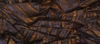 Sarı-altın çizgili siyah ipek kumaş, kumaş kırışık. Doku. Soyut koyu arkaplan, doku etkisi. şablon. Duvar Kağıdı.