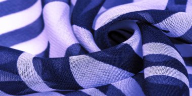 İpek kumaş, mavi ve beyaz soyut çizgiler. Soyut mavi ve beyaz desenlerin sihirli şekli. Retro modern dekor, tekstil sanatı, tasarım, doku, arkaplan, kalıp