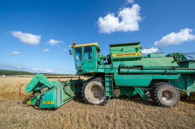 Güzel tarım sahnesinde hasat makinesi